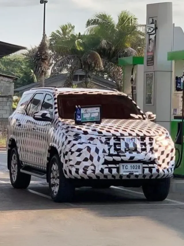 नई Toyota Fortuner Facelift का फ्रंट लुक, जिसमें नया ग्रिल और एलईडी हेडलाइट्स दिख रहे हैं।